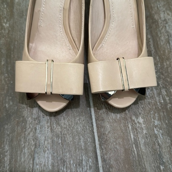 Elegant Beige Peep-Toe Heels with Bow Accent - Picture 4 of 8